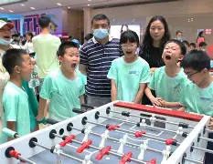 包含激动人心的足球赛事现场上展现巅峰对决的词条